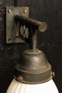 菊菱透かし絵金具とプレス模様の笠で和モダンなブラケット DC8755