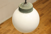 柔和な明かりで周囲を照らす球体型の電笠 DC8756