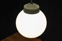 柔和な明かりで周囲を照らす球体型の電笠 DC8756