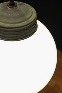 柔和な明かりで周囲を照らす球体型の電笠 DC8756