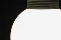 柔和な明かりで周囲を照らす球体型の電笠 DC8756