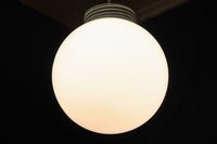 柔和な明かりで周囲を照らす球体型の電笠 DC8756