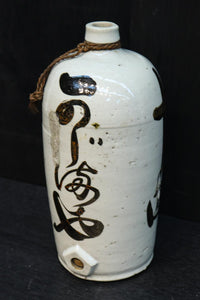 側面下に注ぎ口のあるどっしりと風格ある酒徳利 DC8787