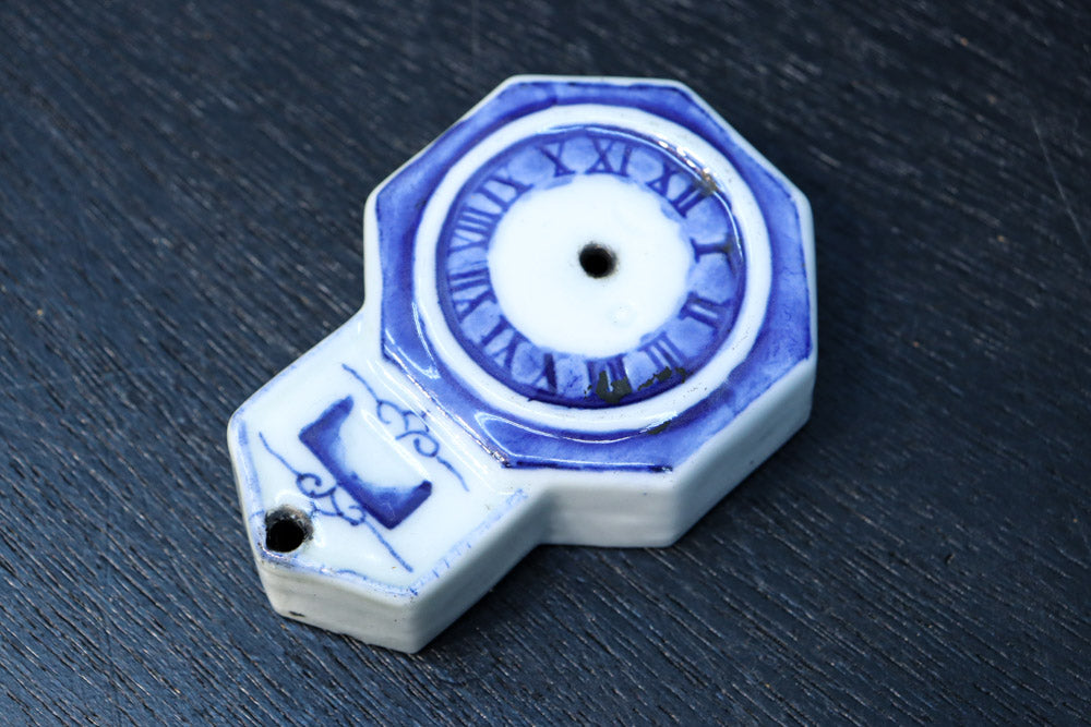 鮮やかな藍色が映える柱時計型の水滴(すいてき) DC8796 – 古福庵