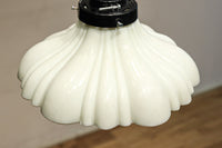 下から見上げると花の形にみえるプレスガラス電笠 DC8814