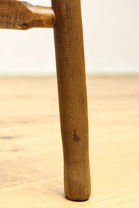 安定感のある造りで風合い豊かな温かみのあるスツール DC8844