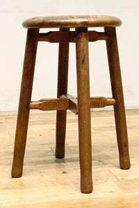 安定感のある造りで風合い豊かな温かみのあるスツール DC8844