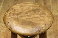 安定感のある造りで風合い豊かな温かみのあるスツール DC8844