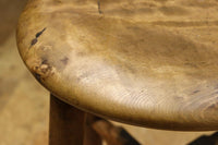 安定感のある造りで風合い豊かな温かみのあるスツール DC8844