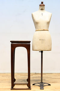 洗練されたデザインで飾り物を引き立てる花台 DC8845