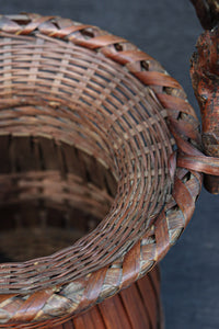 持ち手デザインが印象的な艶やかな色合いの花カゴ DC8857