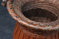 持ち手デザインが印象的な艶やかな色合いの花カゴ DC8857