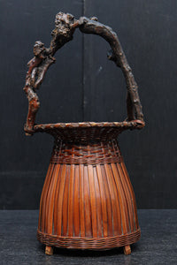 持ち手デザインが印象的な艶やかな色合いの花カゴ DC8857