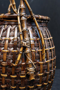 味わい深い風合いの上品な佇まいをした花カゴ DC8858