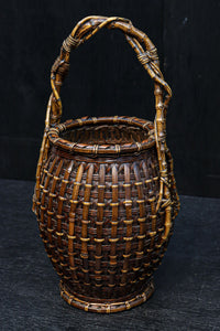 味わい深い風合いの上品な佇まいをした花カゴ DC8858