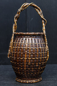 味わい深い風合いの上品な佇まいをした花カゴ DC8858