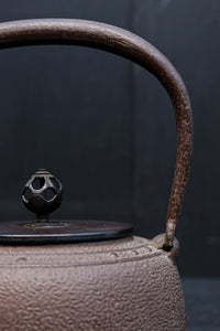 シンプルな装飾で風情ある「浄清」銘入り鉄瓶 DC8861