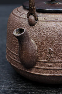 シンプルな装飾で風情ある「浄清」銘入り鉄瓶 DC8861