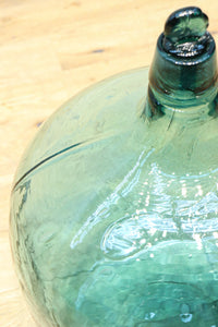 温かみある淡い色彩のレトロガラス大瓶(栓付き) DC8886 在庫1組