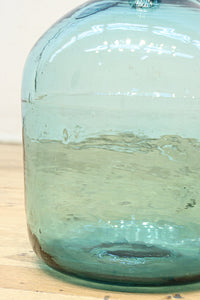 温かみある淡い色彩のレトロガラス大瓶(栓付き) DC8886 在庫1組