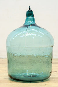 温かみある淡い色彩のレトロガラス大瓶(栓付き) DC8886 在庫1組