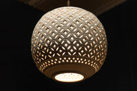 和柄の七宝透かし模様で格調ある陶器製の電笠 DC8887