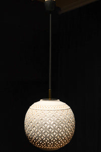 和柄の七宝透かし模様で格調ある陶器製の電笠 DC8887