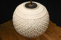 和柄の七宝透かし模様で格調ある陶器製の電笠 DC8887