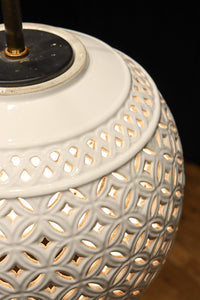 和柄の七宝透かし模様で格調ある陶器製の電笠 DC8887