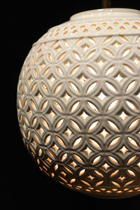 和柄の七宝透かし模様で格調ある陶器製の電笠 DC8887