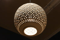 和柄の七宝透かし模様で格調ある陶器製の電笠 DC8887