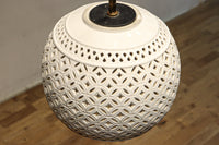 和柄の七宝透かし模様で格調ある陶器製の電笠 DC8887