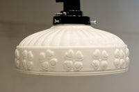 四つ葉のクローバー模様がお洒落なプレスガラスの電笠 DC8898