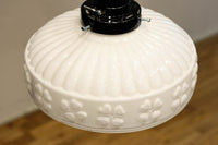 四つ葉のクローバー模様がお洒落なプレスガラスの電笠 DC8898