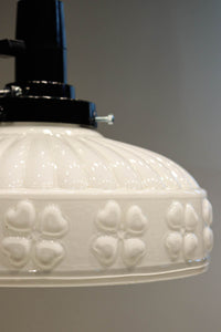 四つ葉のクローバー模様がお洒落なプレスガラスの電笠 DC8898