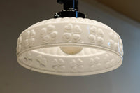 四つ葉のクローバー模様がお洒落なプレスガラスの電笠 DC8898