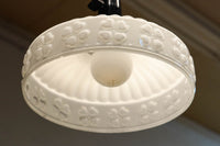 四つ葉のクローバー模様がお洒落なプレスガラスの電笠 DC8898