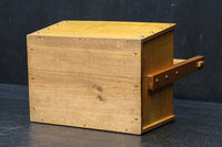 温かみのある木地色の持ち手付き炭入れ DC8915