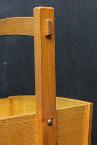 温かみのある木地色の持ち手付き炭入れ DC8915