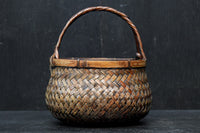 味わいある風合いの竹編みカゴの炭入れ DC8917