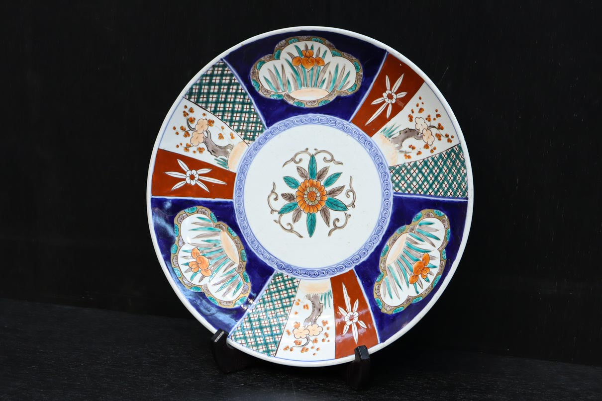 和の趣きある花柄模様を鮮やかに描いた古伊万里の大皿 DC8929 – 古福庵