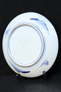 深みのある藍色の染付で山水図を描いた古伊万里焼の大皿 DC8930