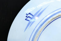 深みのある藍色の染付で山水図を描いた古伊万里焼の大皿 DC8930