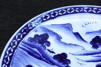 深みのある藍色の染付で山水図を描いた古伊万里焼の大皿 DC8930
