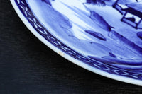 深みのある藍色の染付で山水図を描いた古伊万里焼の大皿 DC8930