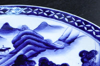 深みのある藍色の染付で山水図を描いた古伊万里焼の大皿 DC8930