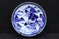深みのある藍色の染付で山水図を描いた古伊万里焼の大皿 DC8930