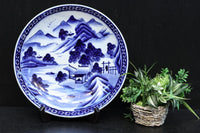 深みのある藍色の染付で山水図を描いた古伊万里焼の大皿 DC8930