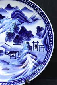 深みのある藍色の染付で山水図を描いた古伊万里焼の大皿 DC8930
