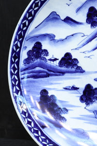 深みのある藍色の染付で山水図を描いた古伊万里焼の大皿 DC8930